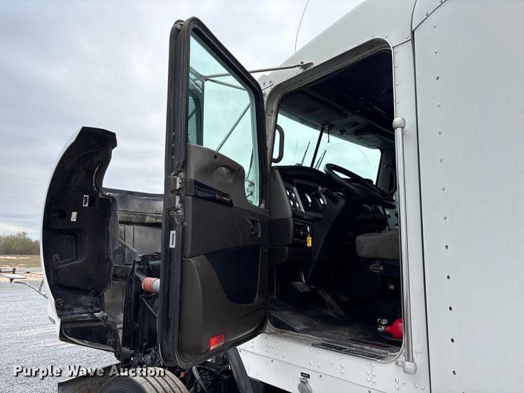 image for item EU7091 2012 Kenworth T800 semi truck