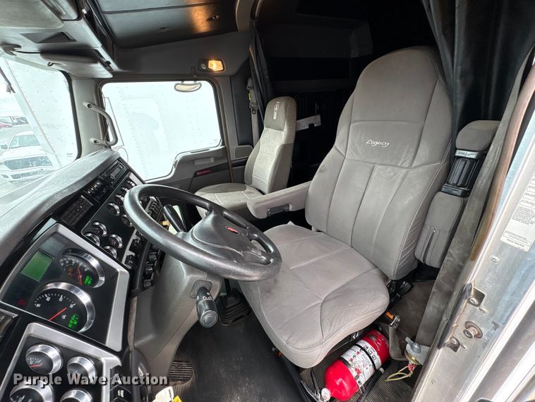 image for item EU7091 2012 Kenworth T800 semi truck