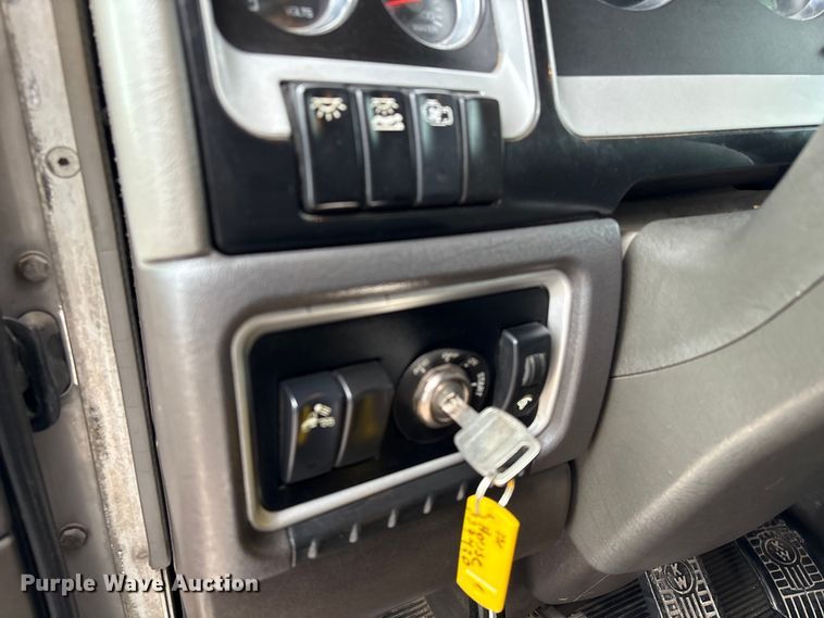 image for item EU7091 2012 Kenworth T800 semi truck