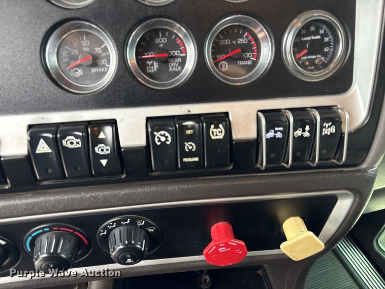 image for item EU7091 2012 Kenworth T800 semi truck