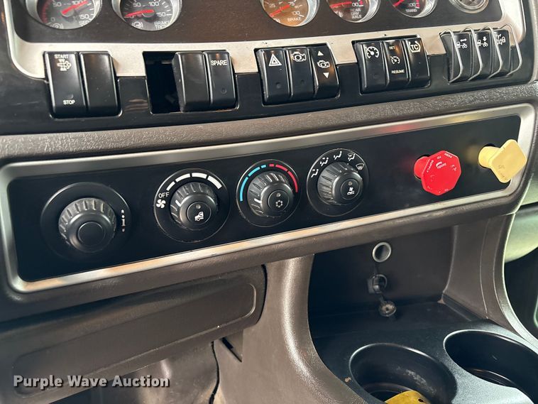 image for item EU7091 2012 Kenworth T800 semi truck