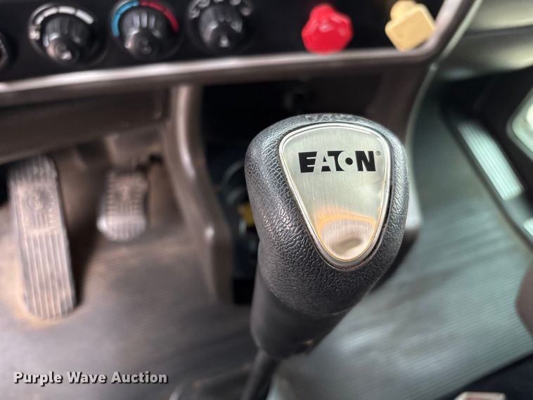 image for item EU7091 2012 Kenworth T800 semi truck