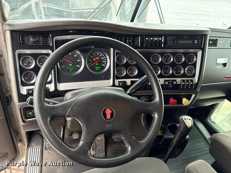 image for item EU7091 2012 Kenworth T800 semi truck