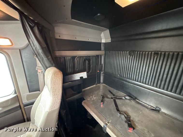 image for item EU7091 2012 Kenworth T800 semi truck