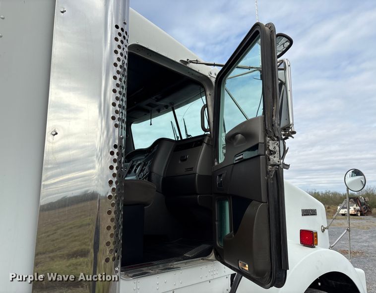 image for item EU7091 2012 Kenworth T800 semi truck