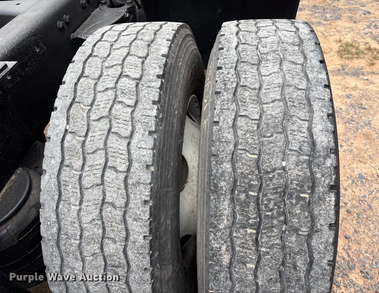 image for item EU7091 2012 Kenworth T800 semi truck