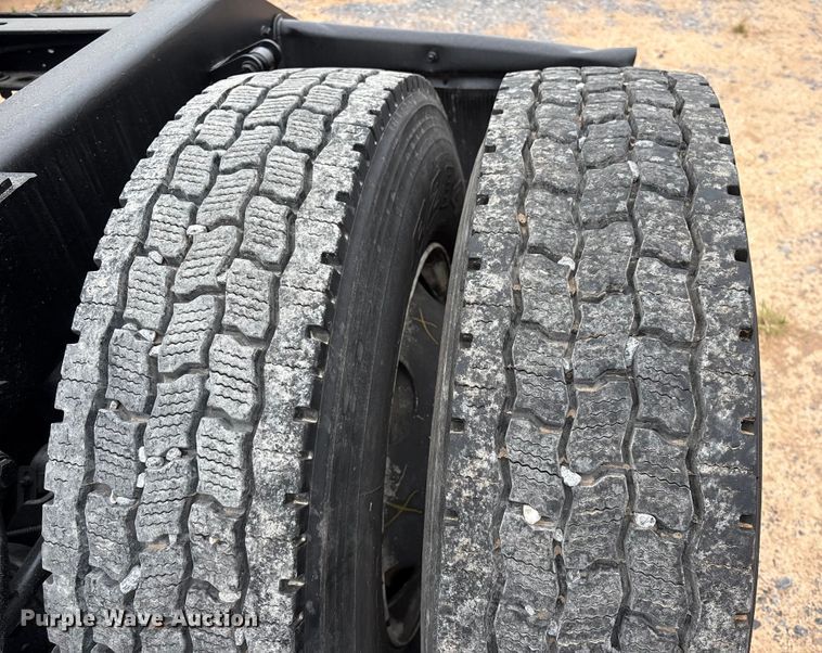 image for item EU7091 2012 Kenworth T800 semi truck