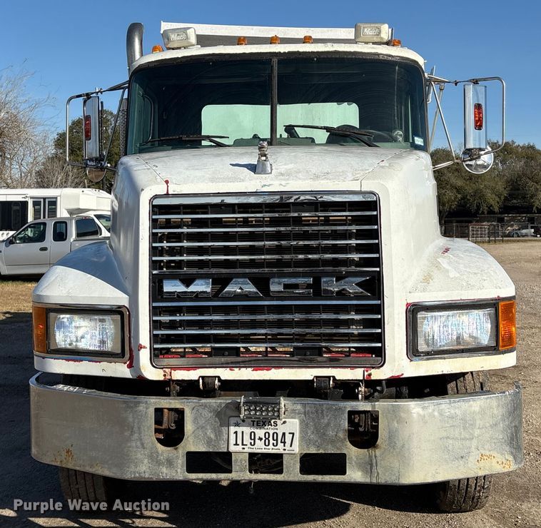 image for item EU7339 2000 Mack CH613 dump truck