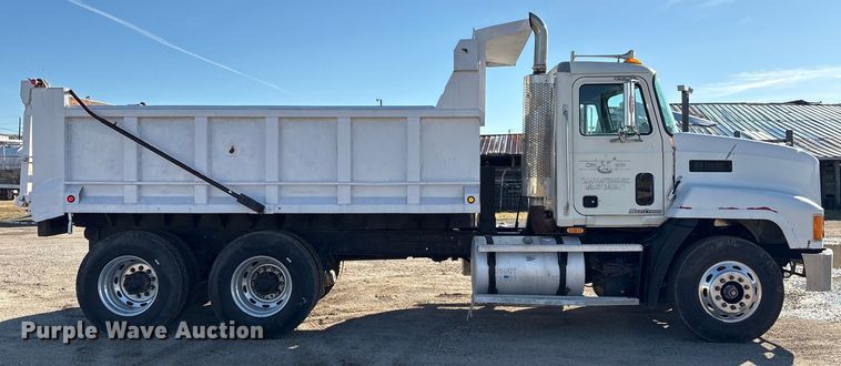 image for item EU7339 2000 Mack CH613 dump truck