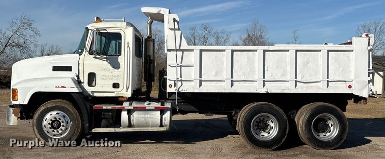 image for item EU7339 2000 Mack CH613 dump truck