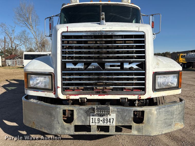 image for item EU7339 2000 Mack CH613 dump truck