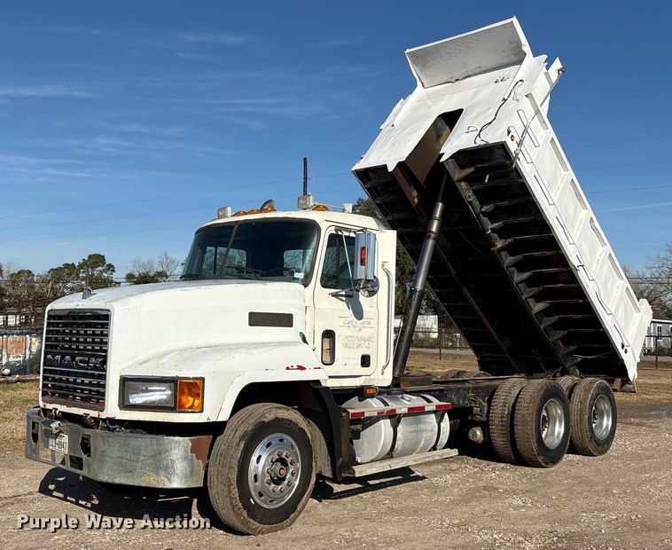 image for item EU7339 2000 Mack CH613 dump truck