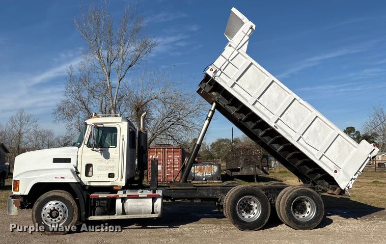 image for item EU7339 2000 Mack CH613 dump truck