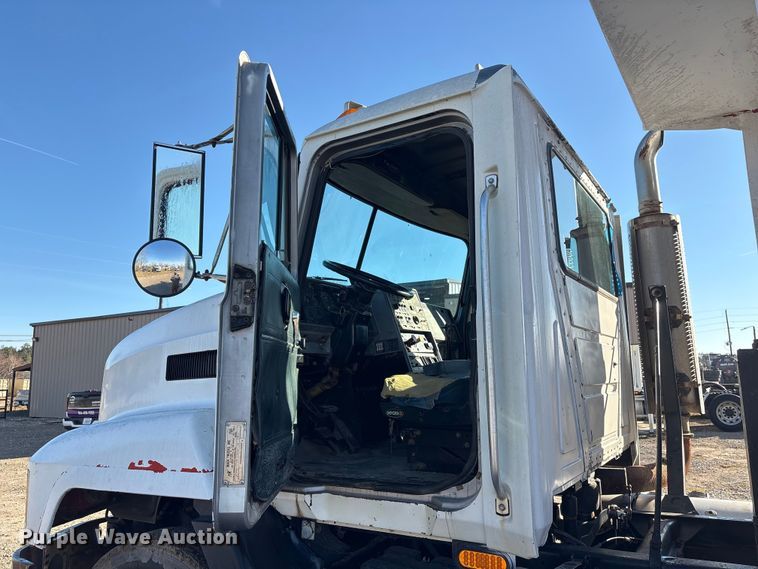 image for item EU7339 2000 Mack CH613 dump truck