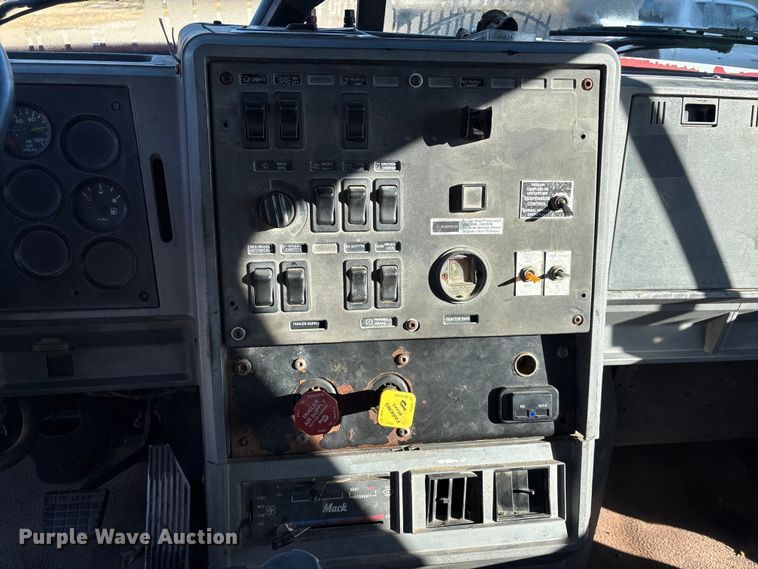 image for item EU7339 2000 Mack CH613 dump truck