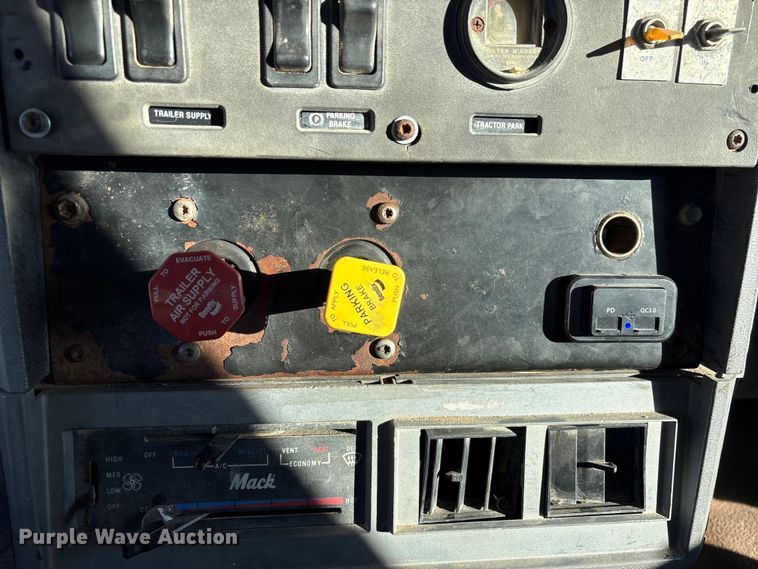 image for item EU7339 2000 Mack CH613 dump truck