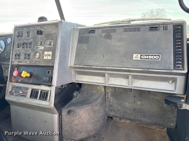 image for item EU7339 2000 Mack CH613 dump truck