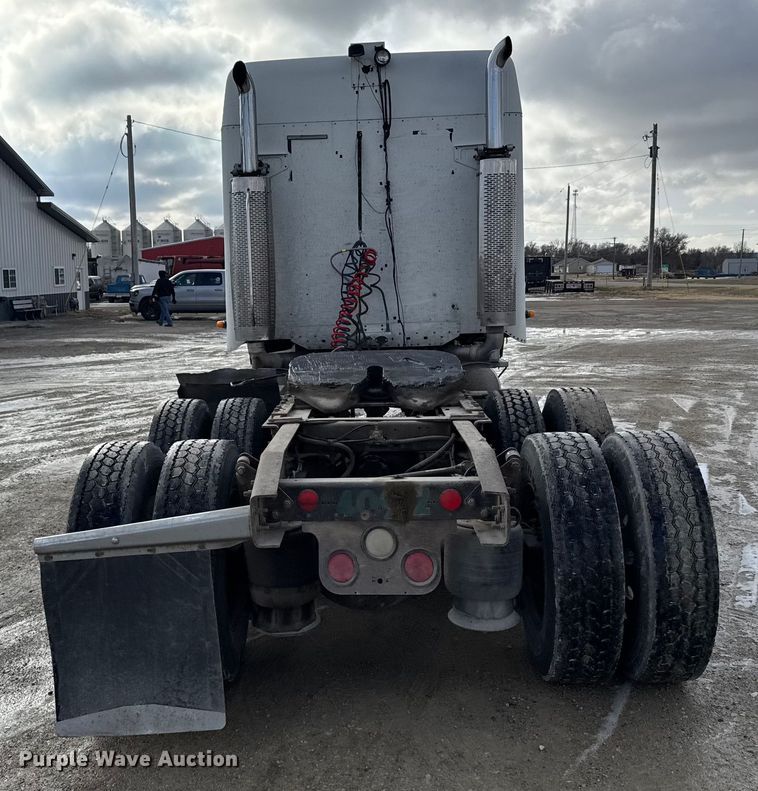 image for item FB0490 2004 Freightliner Columbia semi truck