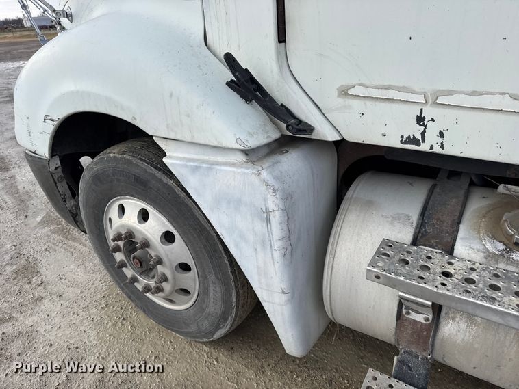 image for item FB0490 2004 Freightliner Columbia semi truck