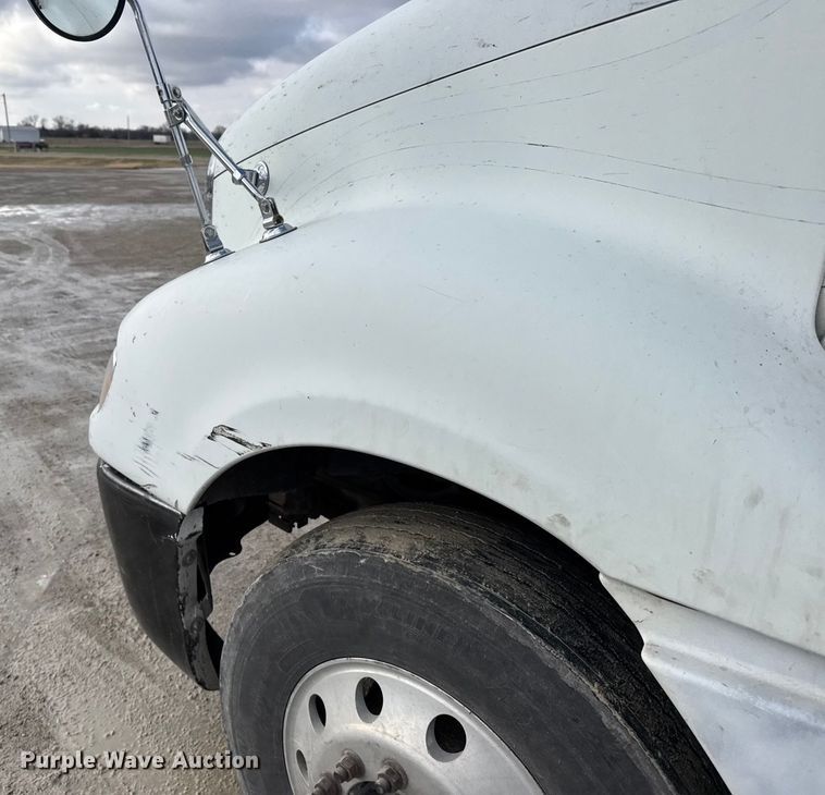 image for item FB0490 2004 Freightliner Columbia semi truck