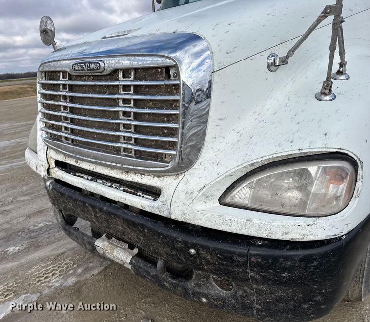 image for item FB0490 2004 Freightliner Columbia semi truck