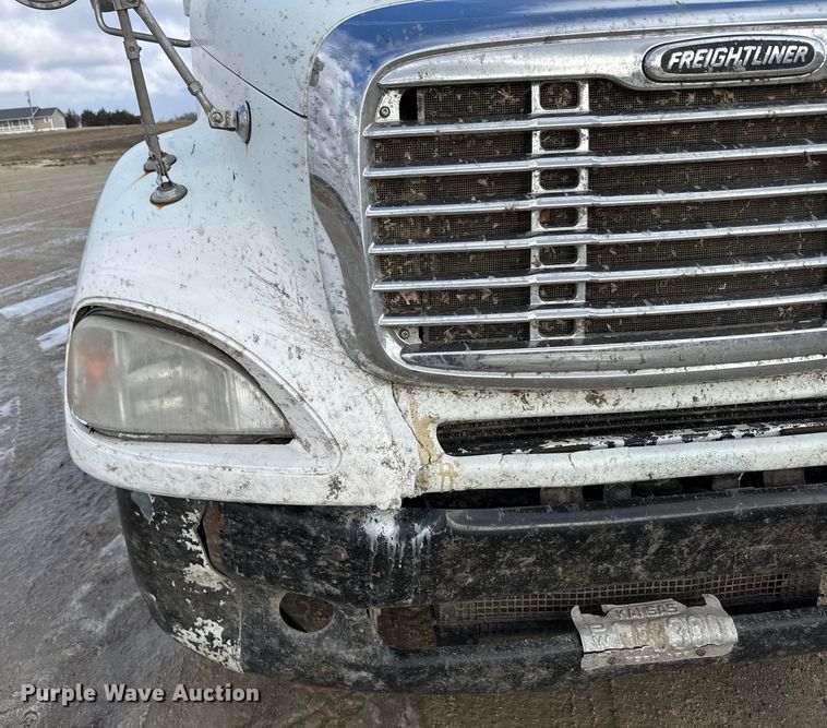 image for item FB0490 2004 Freightliner Columbia semi truck