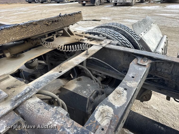 image for item FB0490 2004 Freightliner Columbia semi truck