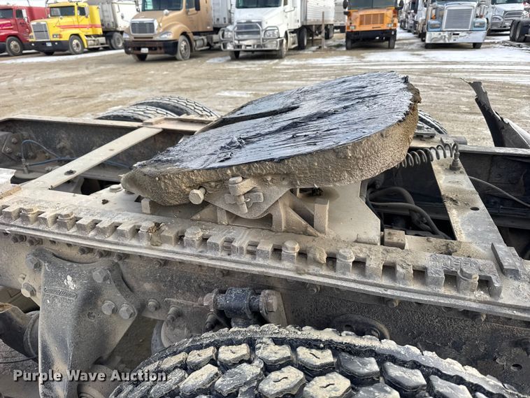 image for item FB0490 2004 Freightliner Columbia semi truck