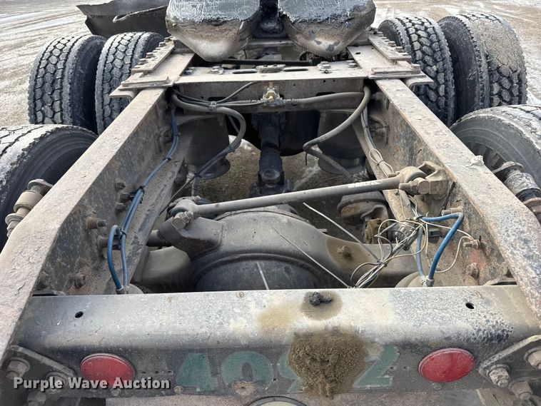 image for item FB0490 2004 Freightliner Columbia semi truck