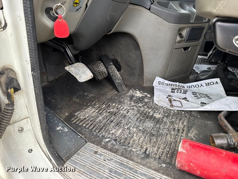 image for item FB0490 2004 Freightliner Columbia semi truck