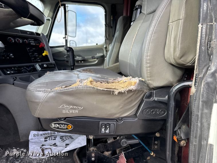 image for item FB0490 2004 Freightliner Columbia semi truck