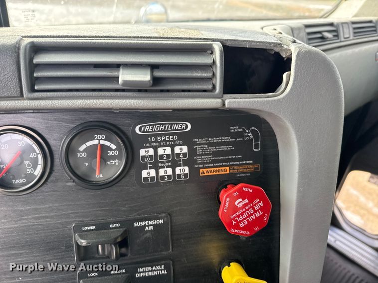 image for item FB0490 2004 Freightliner Columbia semi truck