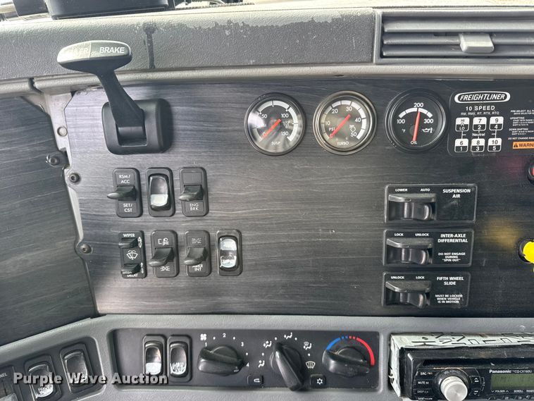 image for item FB0490 2004 Freightliner Columbia semi truck