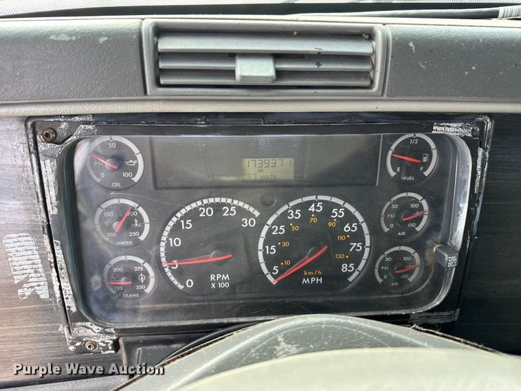 image for item FB0490 2004 Freightliner Columbia semi truck