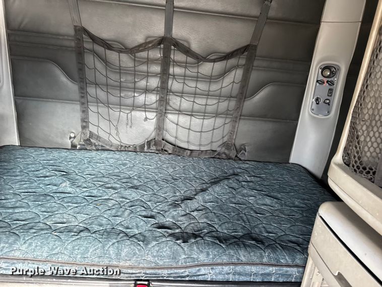 image for item FB0490 2004 Freightliner Columbia semi truck