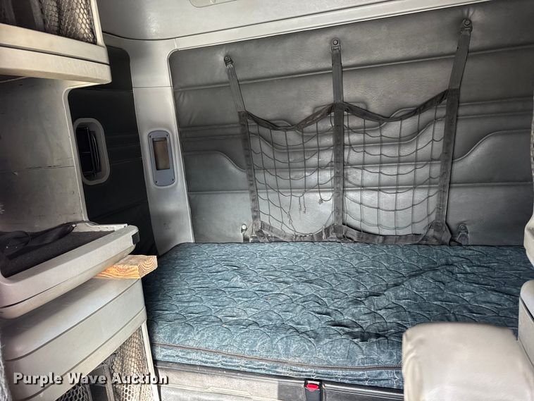 image for item FB0490 2004 Freightliner Columbia semi truck