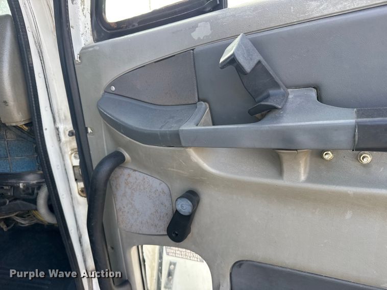 image for item FB0490 2004 Freightliner Columbia semi truck