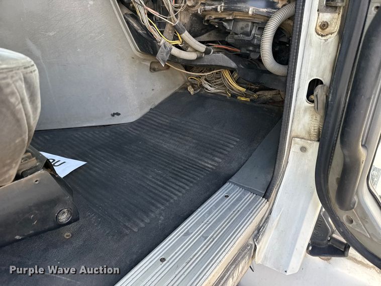 image for item FB0490 2004 Freightliner Columbia semi truck