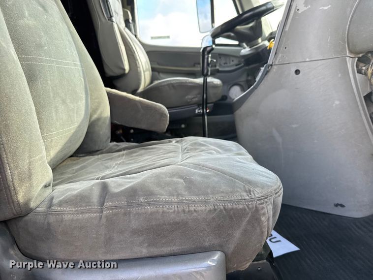 image for item FB0490 2004 Freightliner Columbia semi truck