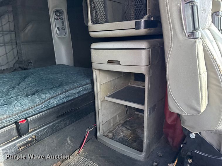 image for item FB0490 2004 Freightliner Columbia semi truck