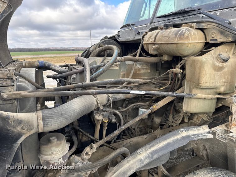 image for item FB0490 2004 Freightliner Columbia semi truck