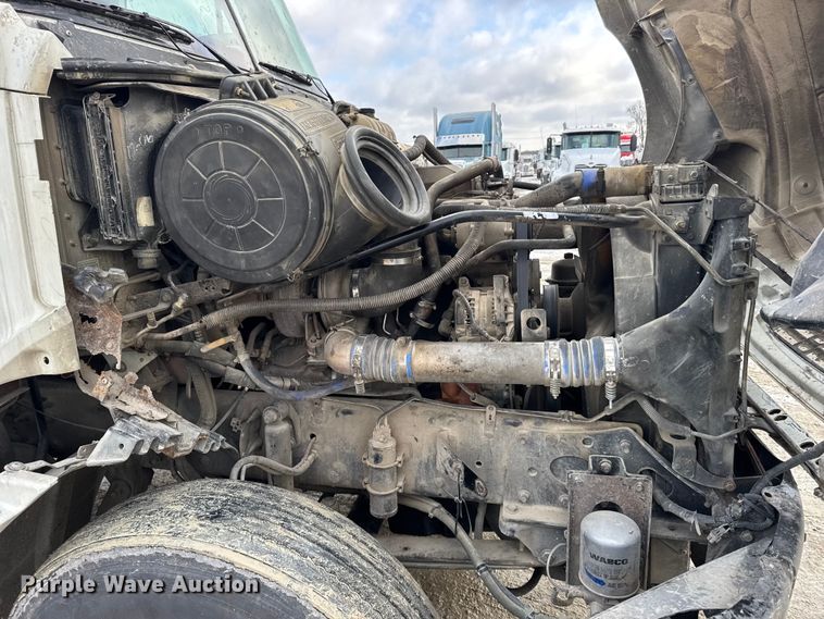 image for item FB0490 2004 Freightliner Columbia semi truck