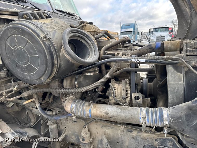 image for item FB0490 2004 Freightliner Columbia semi truck