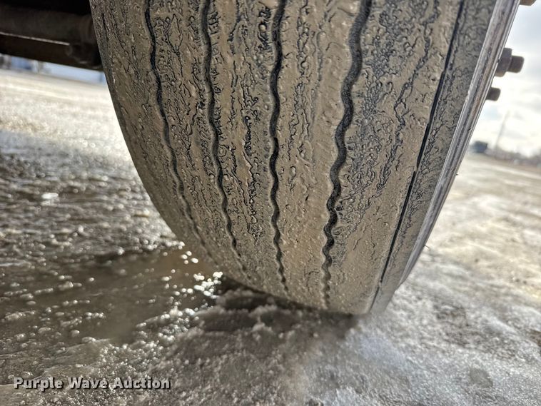 image for item FB0490 2004 Freightliner Columbia semi truck