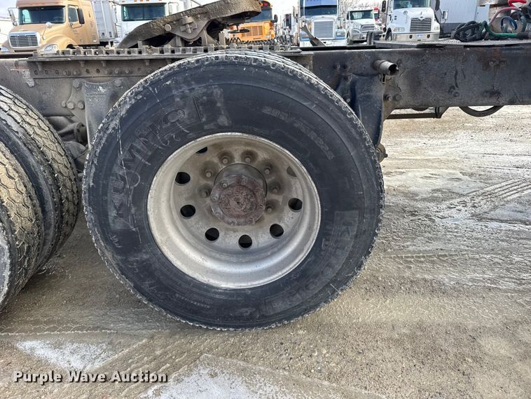 image for item FB0490 2004 Freightliner Columbia semi truck