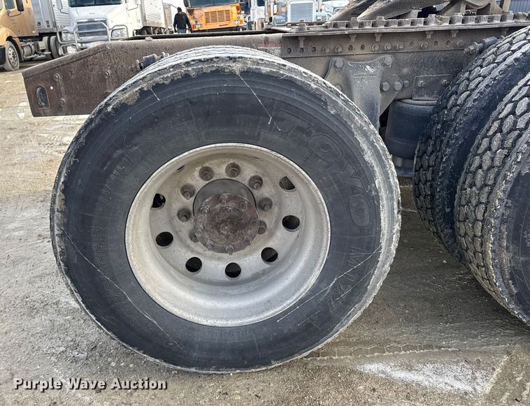 image for item FB0490 2004 Freightliner Columbia semi truck