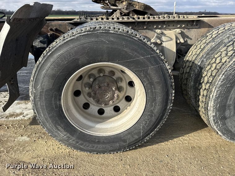 image for item FB0490 2004 Freightliner Columbia semi truck