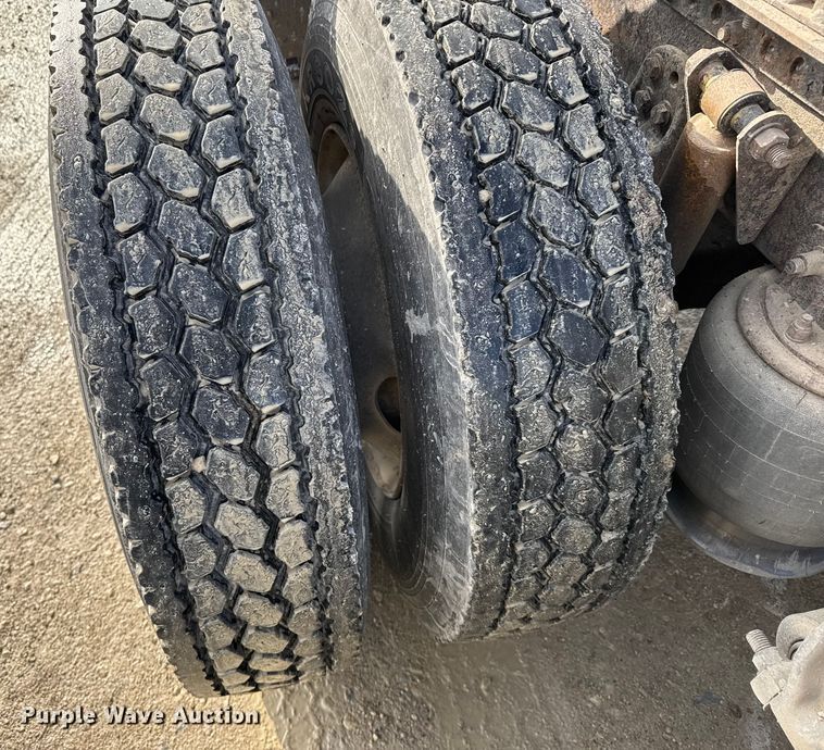 image for item FB0490 2004 Freightliner Columbia semi truck