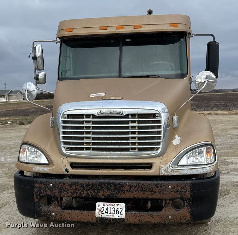 image for item FB0492 2003 Freightliner Columbia 120 semi truck