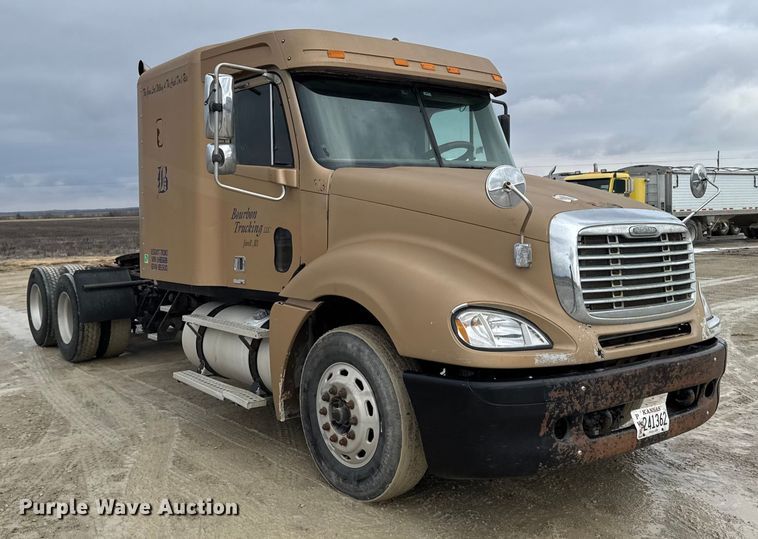 image for item FB0492 2003 Freightliner Columbia 120 semi truck